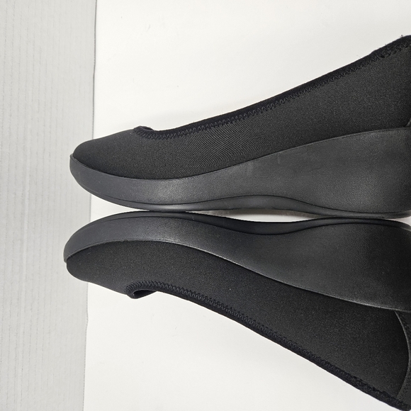 CROCS Black and Red Women's Flats - Picture 7 of 9